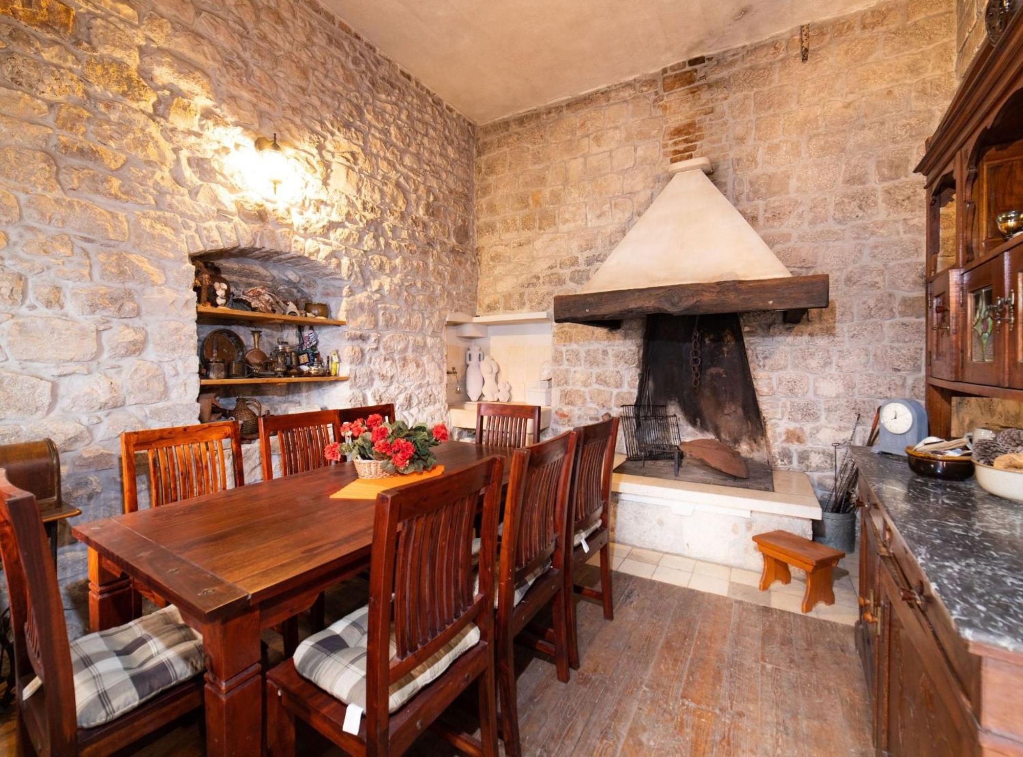 Seafront Villa With Furnished Sun Terrace, Close To The Beach Kaštela Eksteriør bilde