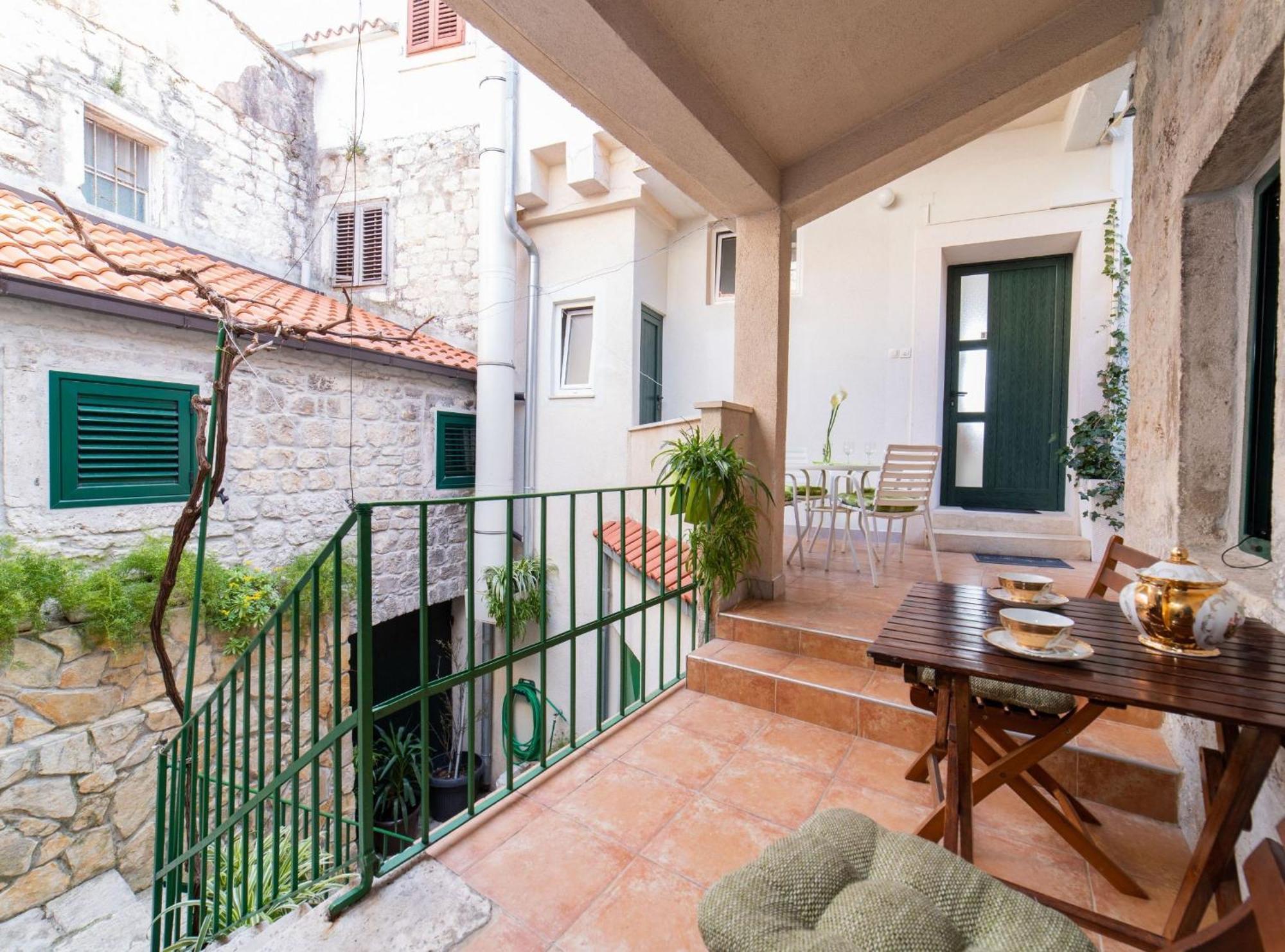 Seafront Villa With Furnished Sun Terrace, Close To The Beach Kaštela Eksteriør bilde