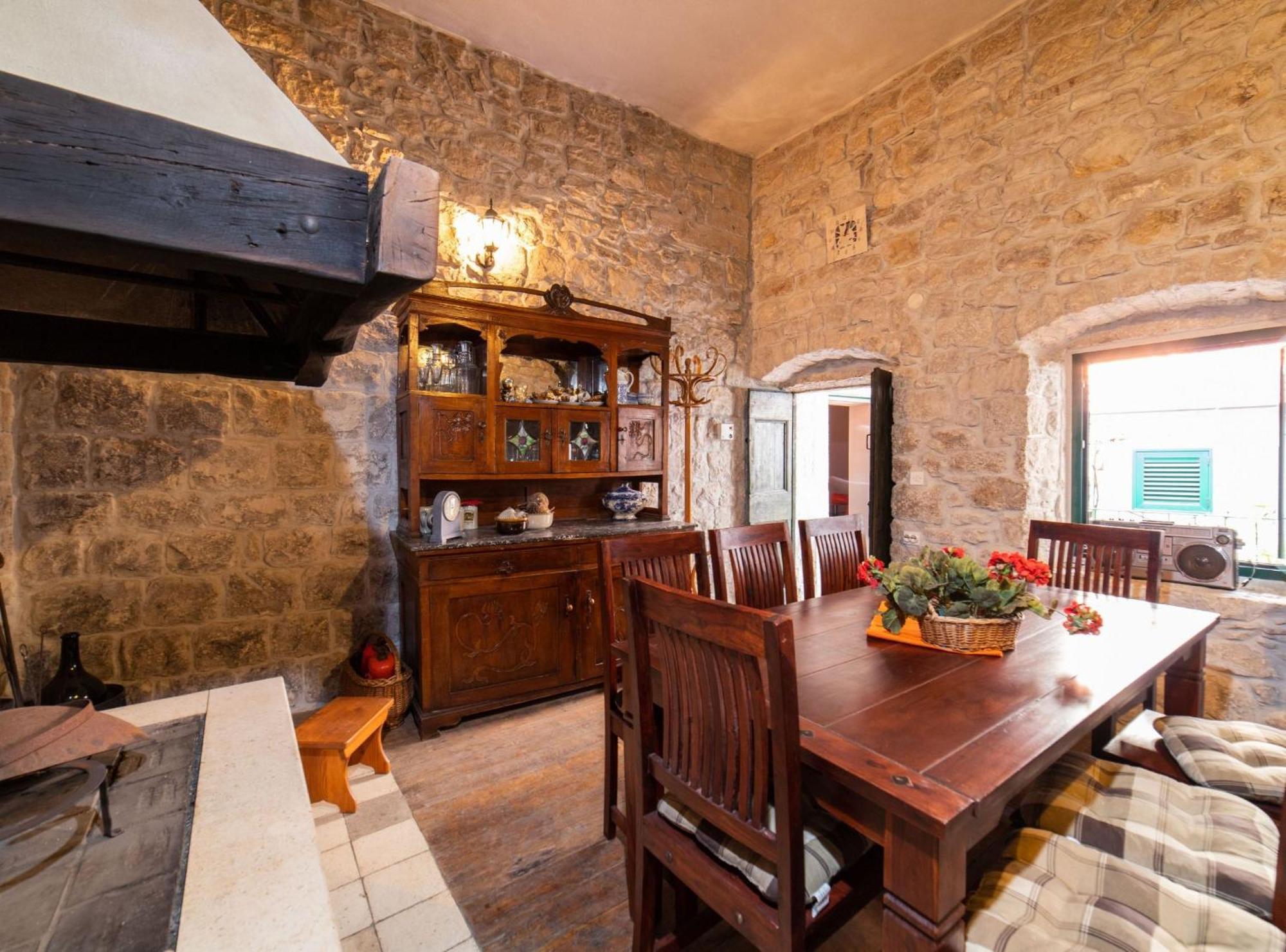 Seafront Villa With Furnished Sun Terrace, Close To The Beach Kaštela Eksteriør bilde